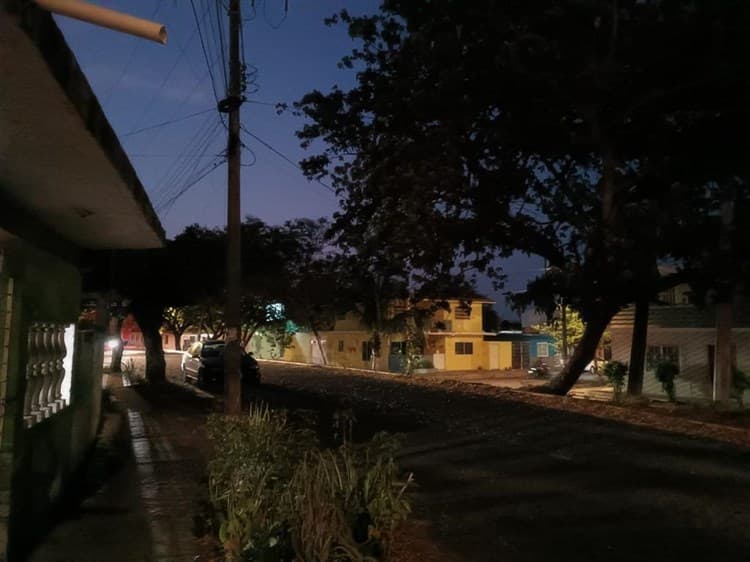 A oscuras caminan vecinos por calles del Buenavista en Veracruz