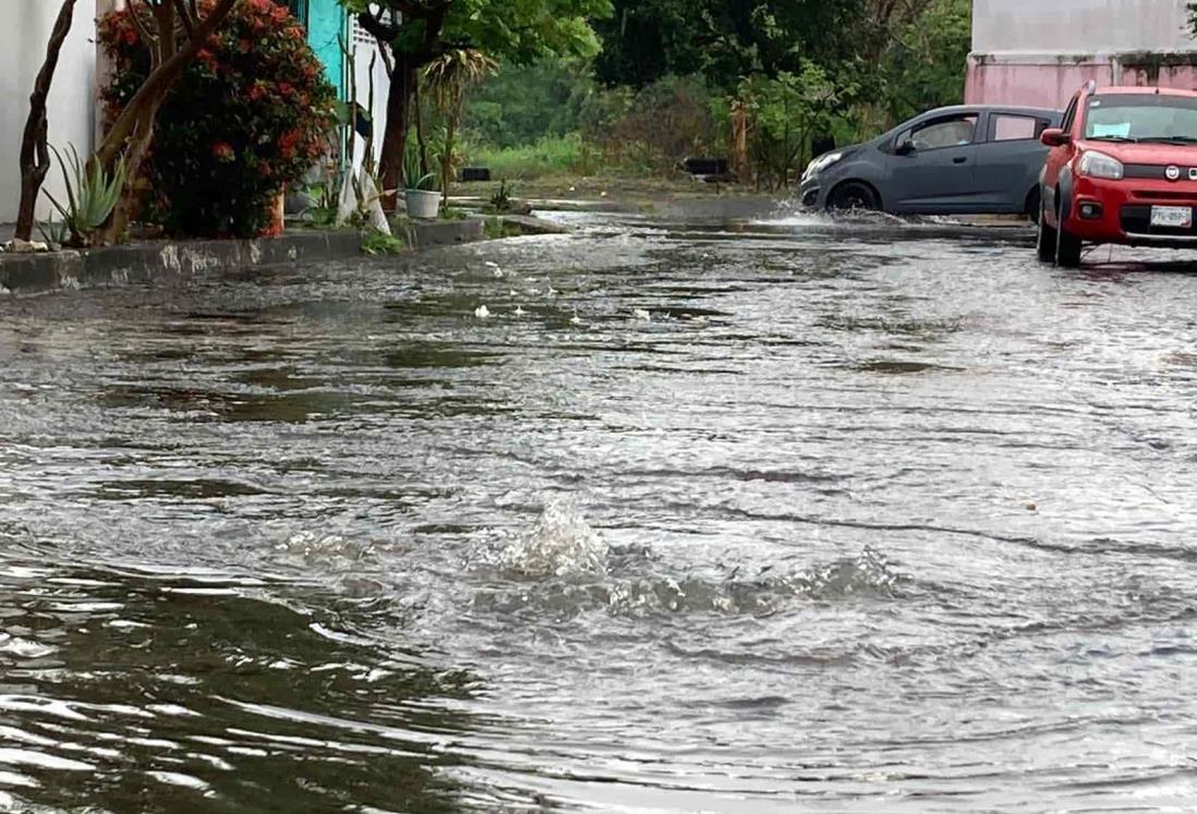 Aguacero desborda servicio pluvial en Lomas del Coyol