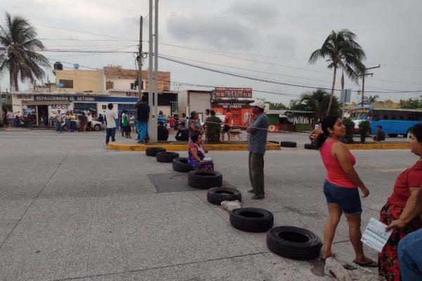 ¡12 horas sin agua ni luz! Bloquean avenida J.B. Lobos en Veracruz (+Video)