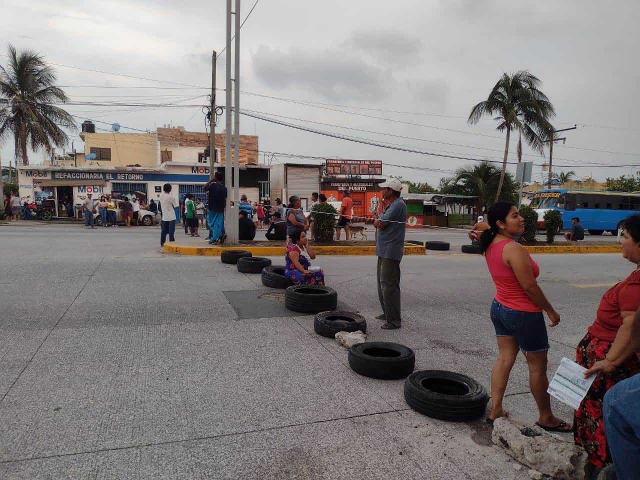 Bloquean avenida J.B. Lobos por falta de luz y agua(+Video)