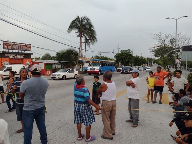 Bloquean avenida J.B. Lobos por falta de luz y agua(+Video)