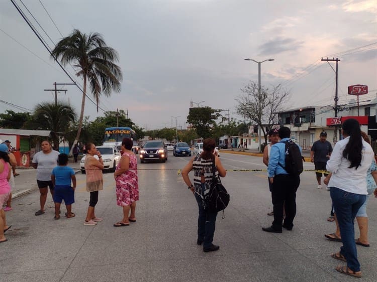 Bloquean avenida J.B. Lobos por falta de luz y agua(+Video)