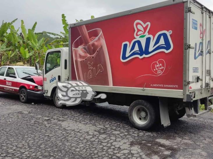 Choque entre camión y taxi deja 3 heridos en la carretera Tlapacoyan-Atzalan