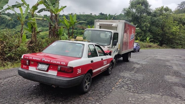 Choque entre camión y taxi deja 3 heridos en la carretera Tlapacoyan-Atzalan