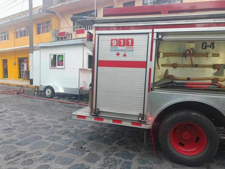 Sofocan incendio en remolque en Xalapa