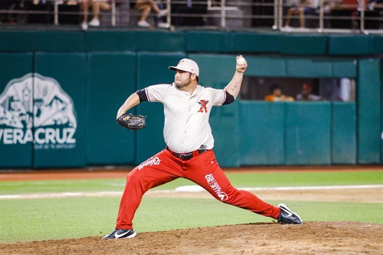 El Águila ajusta el bullpen con bajas de Barradas, Aguilar y Pineda