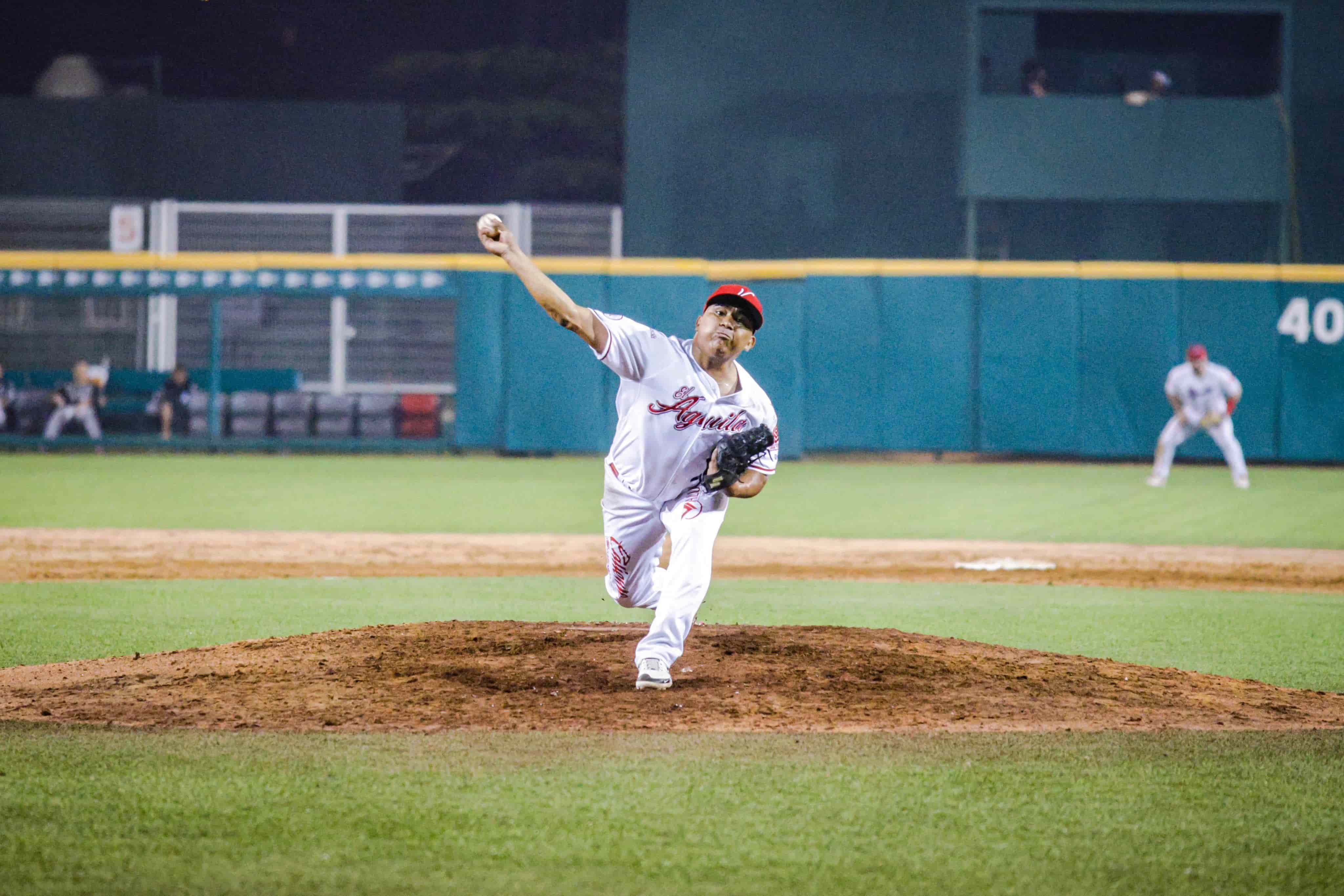 El Águila ajusta el bullpen con bajas de Barradas, Aguilar y Pineda