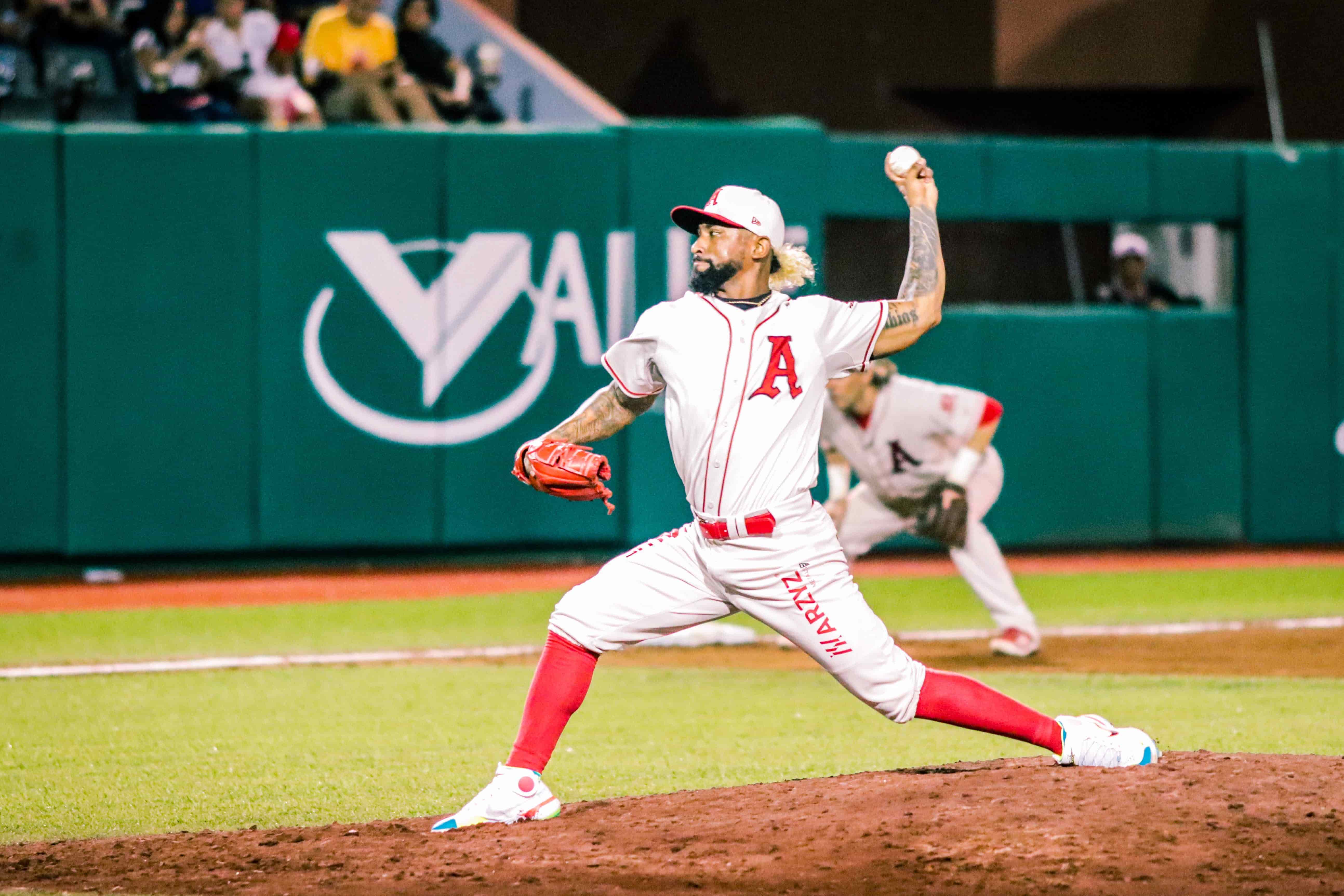 El Águila: regresa Yapson Gómez y suman al pitcher Esmil Rogers