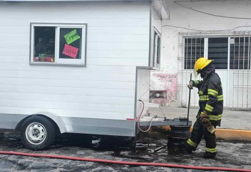 Evitan que remolque sea consumido por el fuego en Xalapa