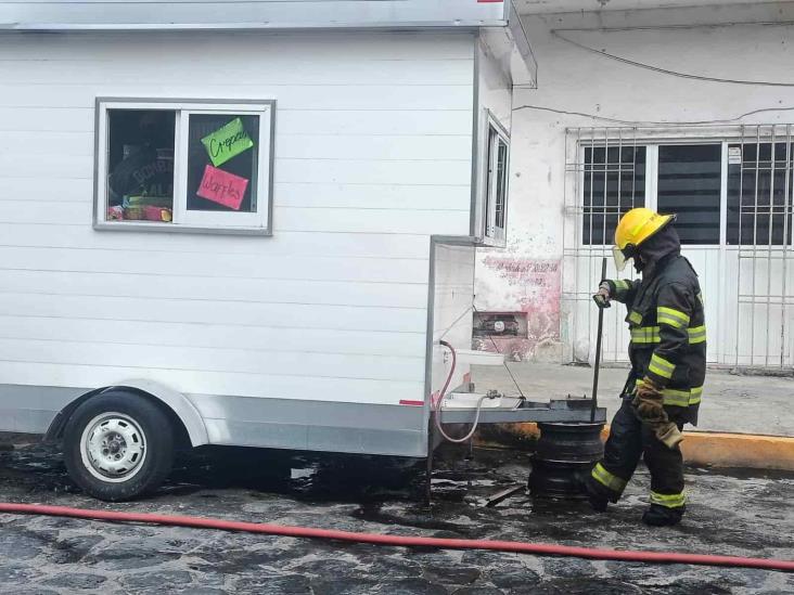 Sofocan incendio en remolque en Xalapa