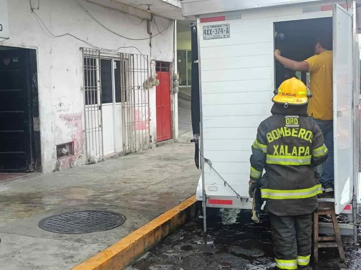 Sofocan incendio en remolque en Xalapa