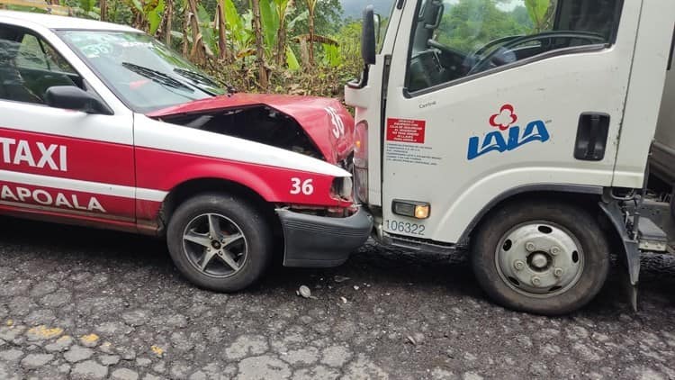 Choque entre camión y taxi deja 3 heridos en la carretera Tlapacoyan-Atzalan