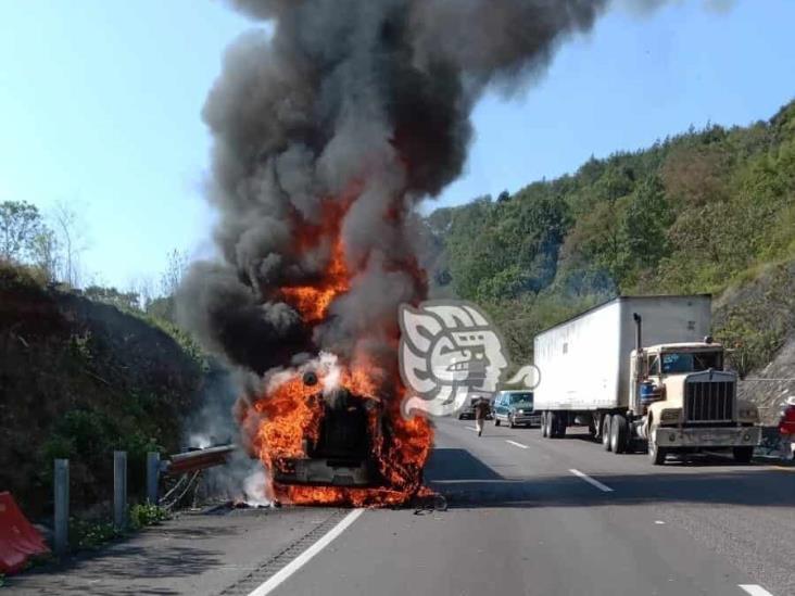 ¡En cenizas! Se incendia tráiler en la autopista Puebla-Orizaba