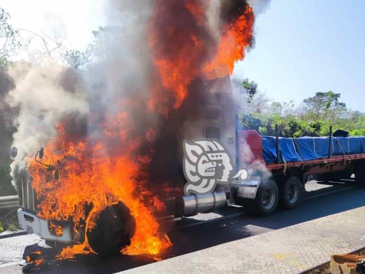 ¡En cenizas! Se incendia tráiler en la autopista Puebla-Orizaba