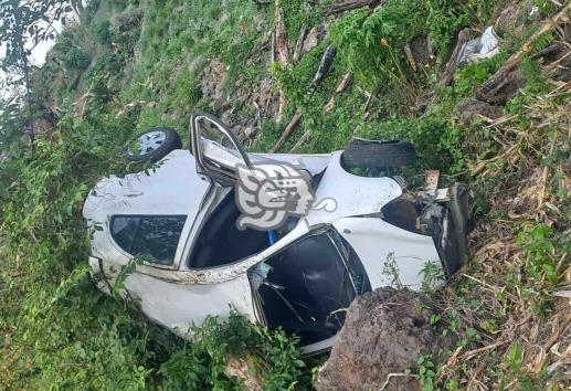 Volcadura en la Costera del Golfo deja 2 personas sin vida