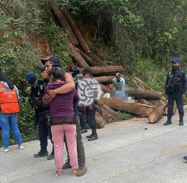 Hombre pierde la vida al caele enormes troncos en Tequila