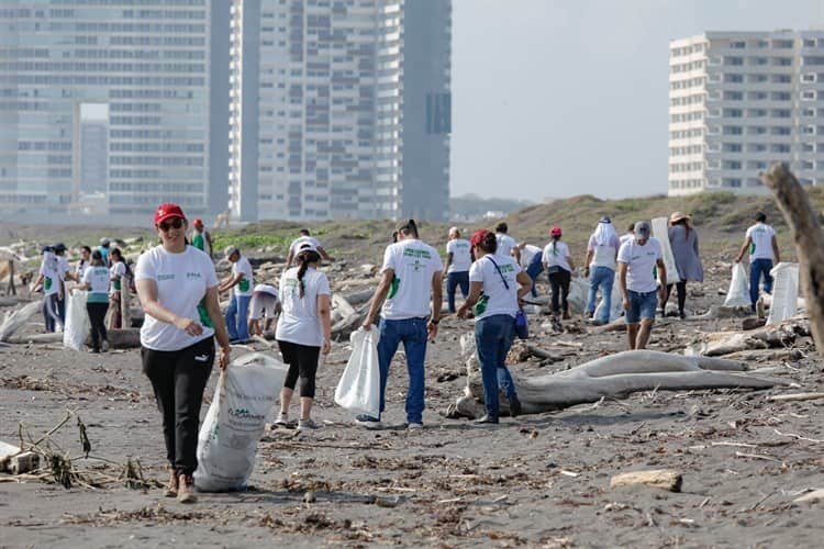 Limpian las playas de Boca del Río por contaminación y microplásticos