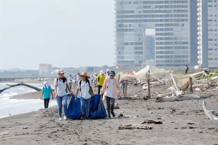 Limpian las playas de Boca del Río por contaminación y microplásticos