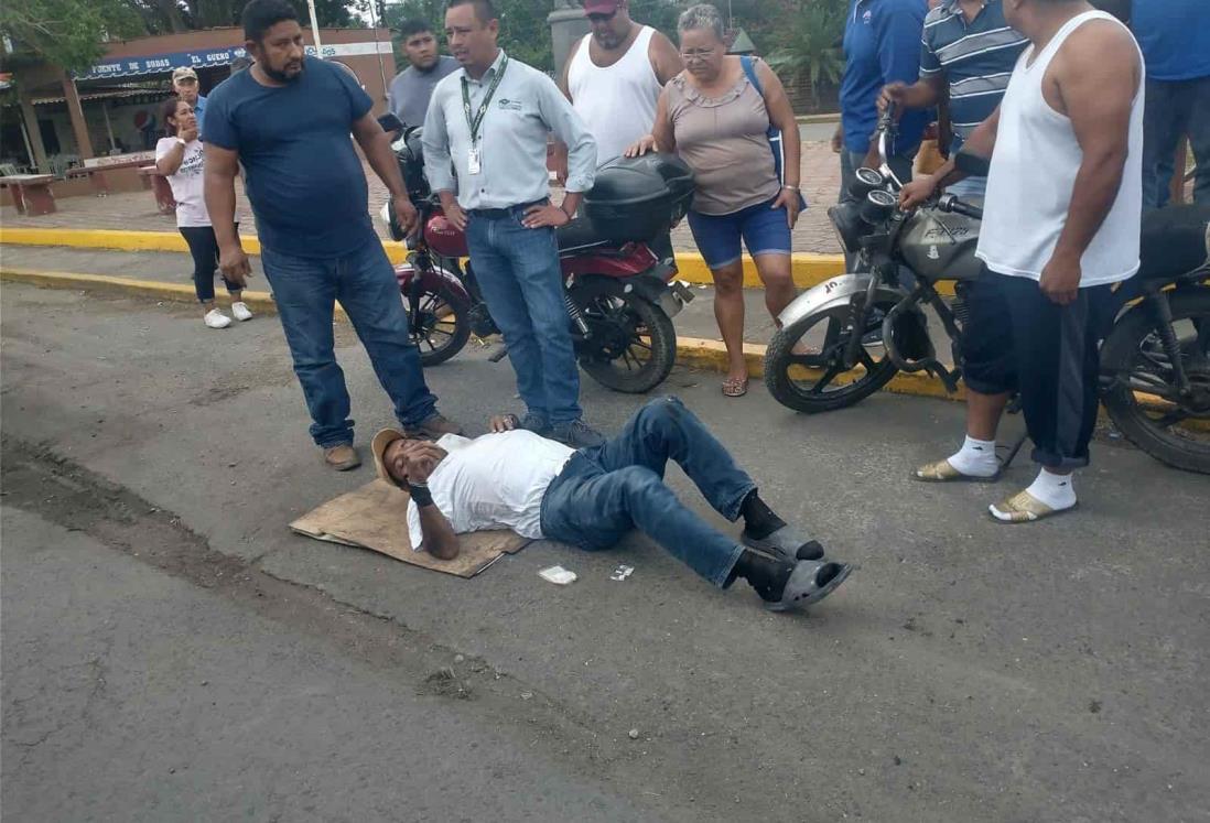Motociclista se lesiona al ser atropellado por un automóvil en Carlos A. Carrillo