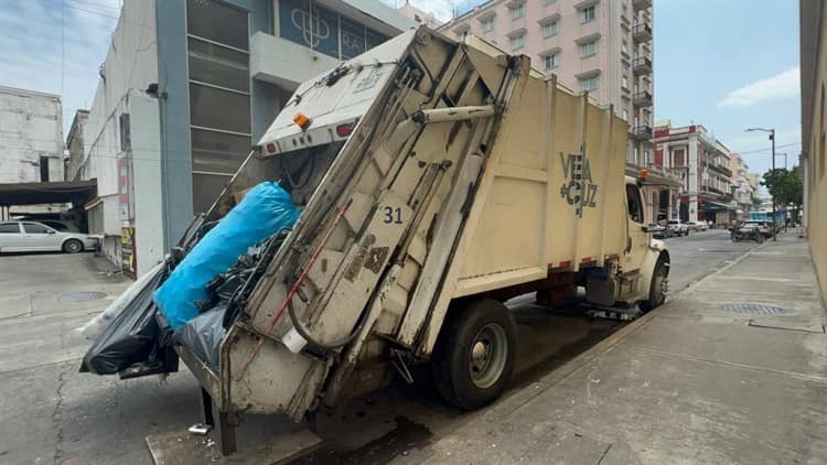 Se quejan por camión de basura que separa residuos y los deja regados en calles de Veracruz