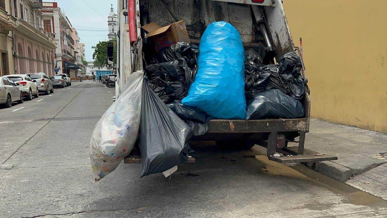 Se quejan por camión de basura que separa residuos y los deja regados en calles de Veracruz