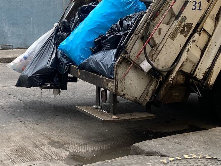 Se quejan por camión de basura que separa residuos y los deja regados en calles de Veracruz