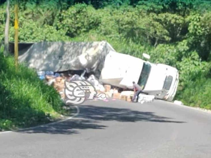 Tráiler volcó sobre la carretera Fortín-Huatusco; se llevan todos los abarrotes