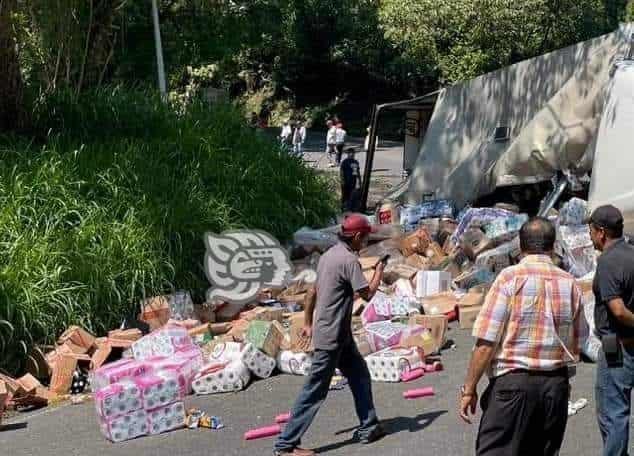 Tráiler volcó sobre la carretera Fortín-Huatusco; se llevan todos los abarrotes