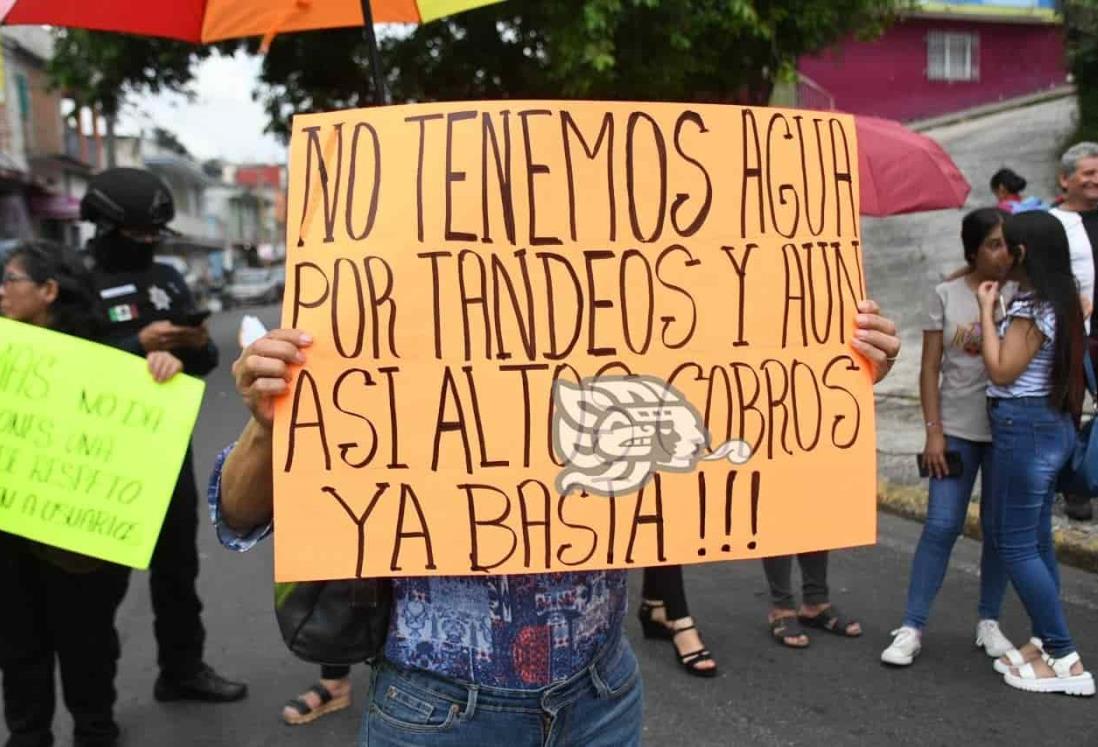 Con facturas elevadas y sin agua en Xalapa; enfurecidos con CMAS bloquean avenida