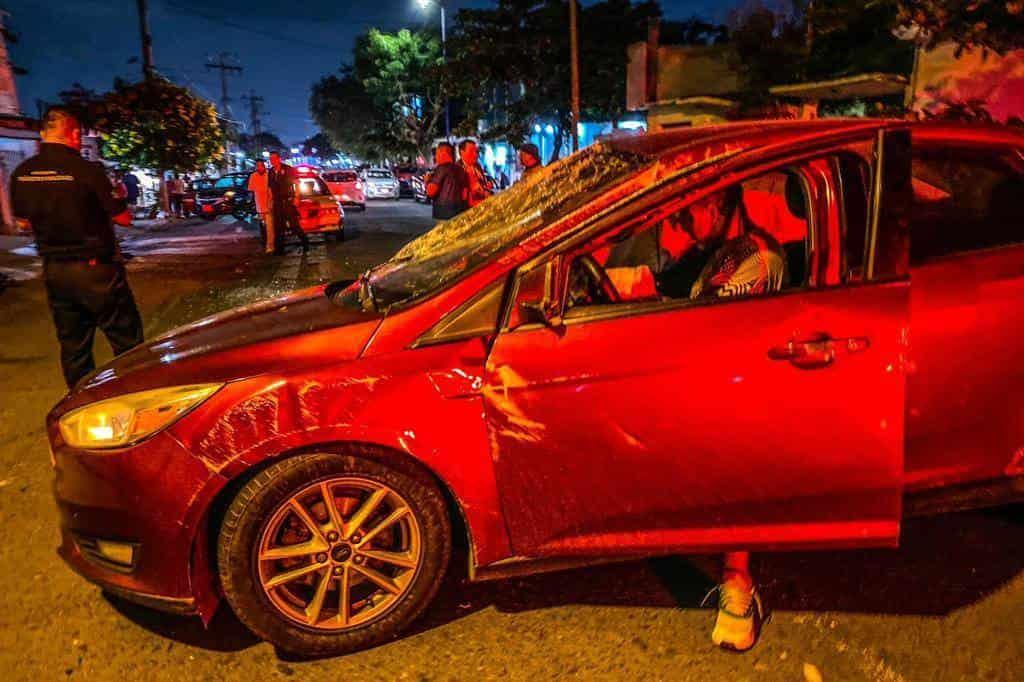 Vuelca auto tras quedarse dormido al volante en colonia de Veracruz