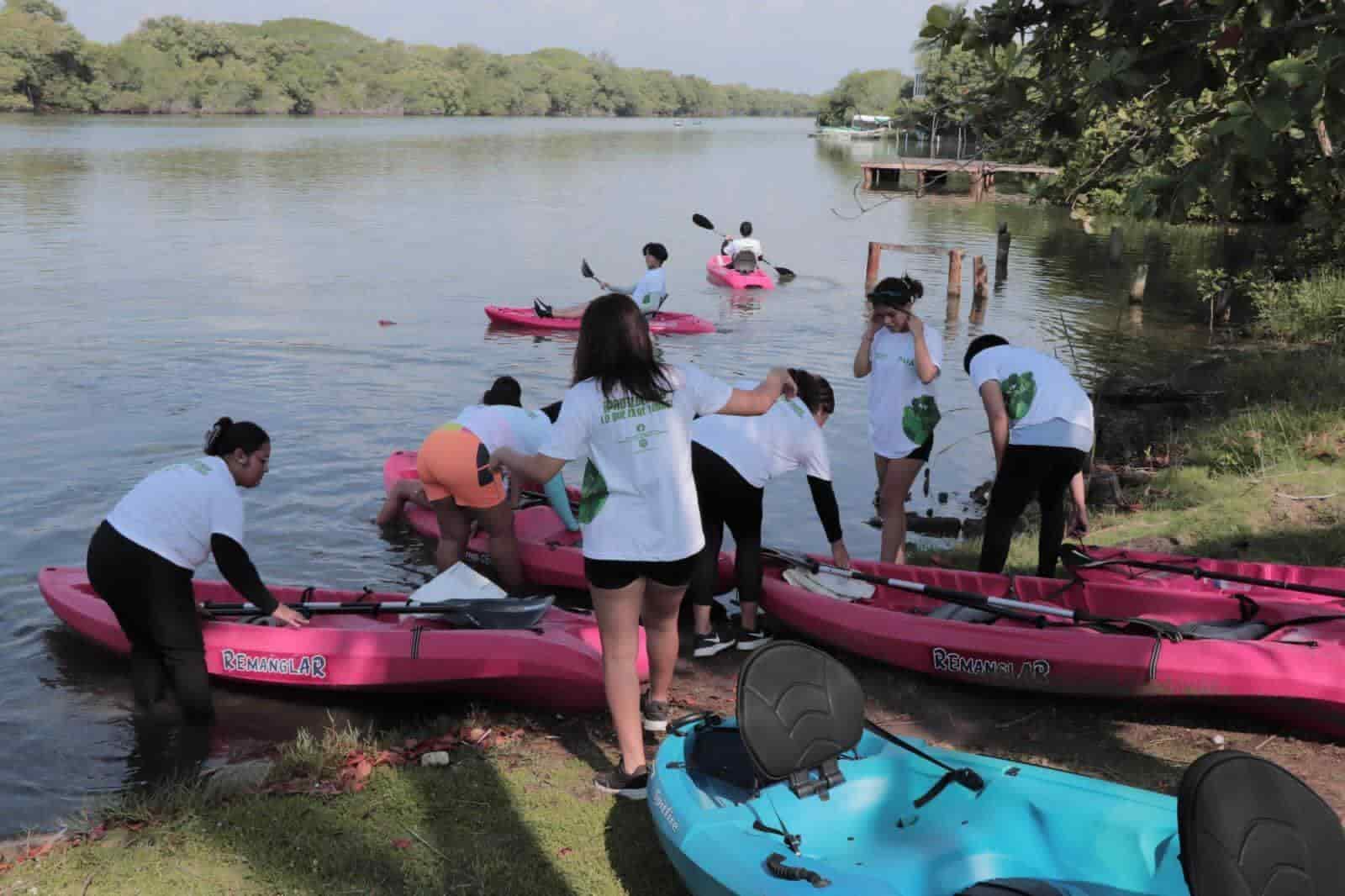 Estudiantes del Cetmar limpian los manglares de Mandinga