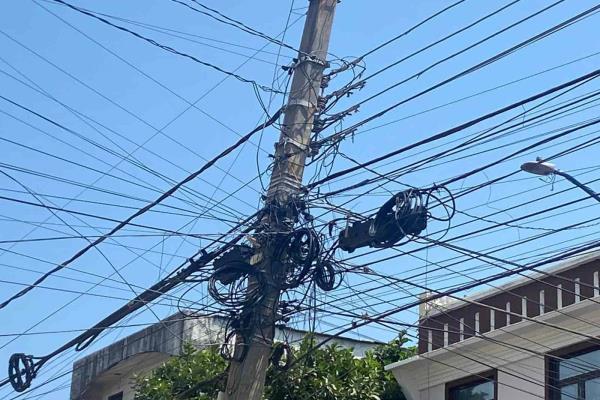 Telarañas de cables afectan la imagen del Centro Histórico de Veracruz