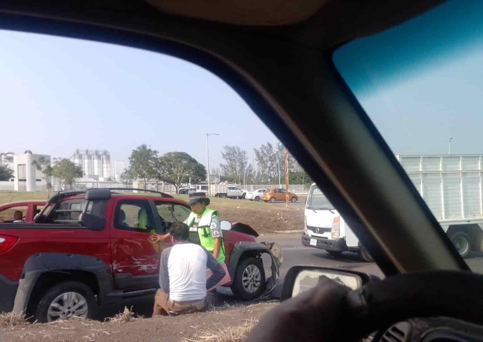 Camioneta vuela el camellón en el tramo Santa Fe-Tejería, en Veracruz