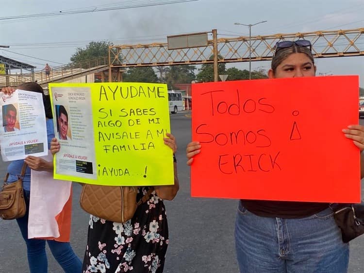 Con bloqueo, exigen localización de Erick, estudiante del Tec desaparecido en Veracruz