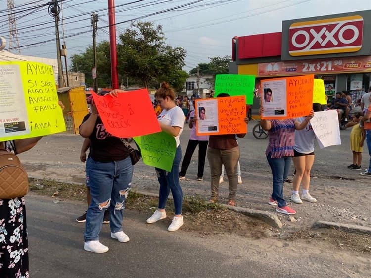 Con bloqueo, exigen localización de Erick, estudiante del Tec desaparecido en Veracruz