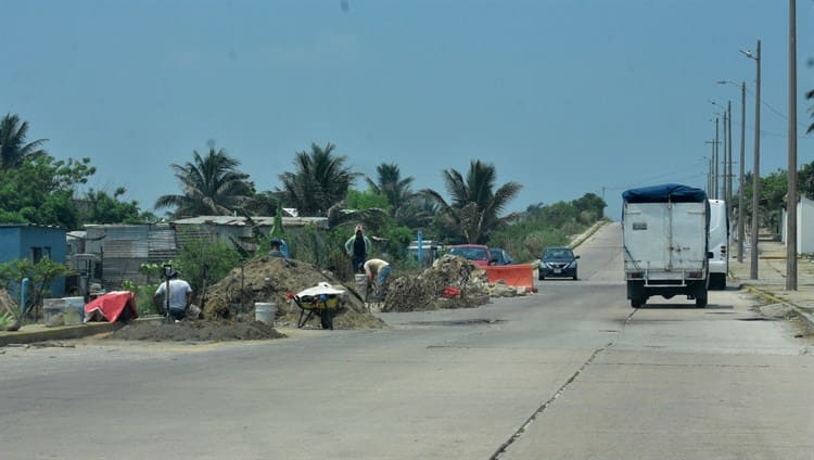 Se aplican en reparar socavón junto a calle Santa Trinidad ¡Al fin!