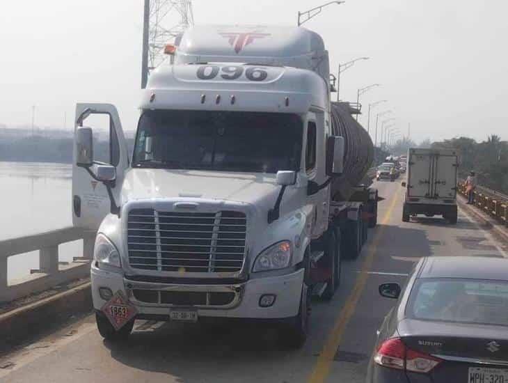 Caos vial y tráfico lento por tráiler descompuesto en el puente Coatzacoalcos