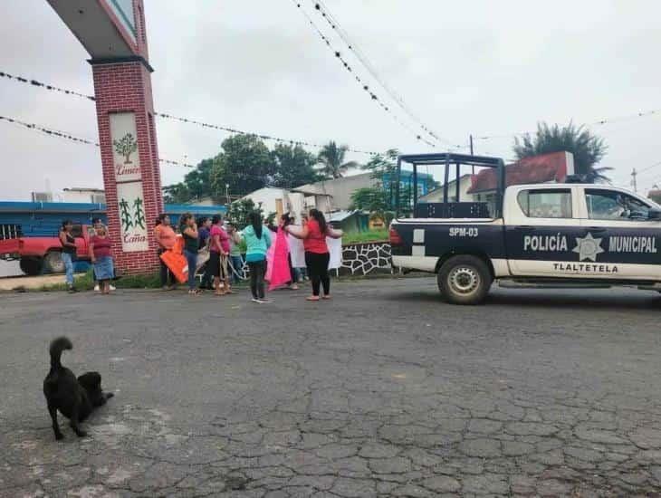 Padres de familia inconformes de una primaria bloquean la Huatusco - Xalapa