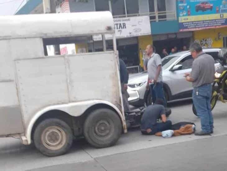 Motociclista choca contra remolque en calles de Xalapa