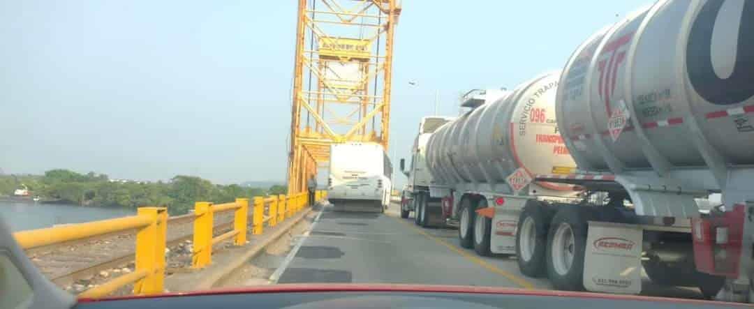 Caos vial y tráfico lento por tráiler descompuesto en el puente Coatzacoalcos