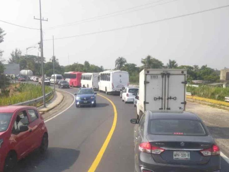 Caos vial y tráfico lento por tráiler descompuesto en el puente Coatzacoalcos