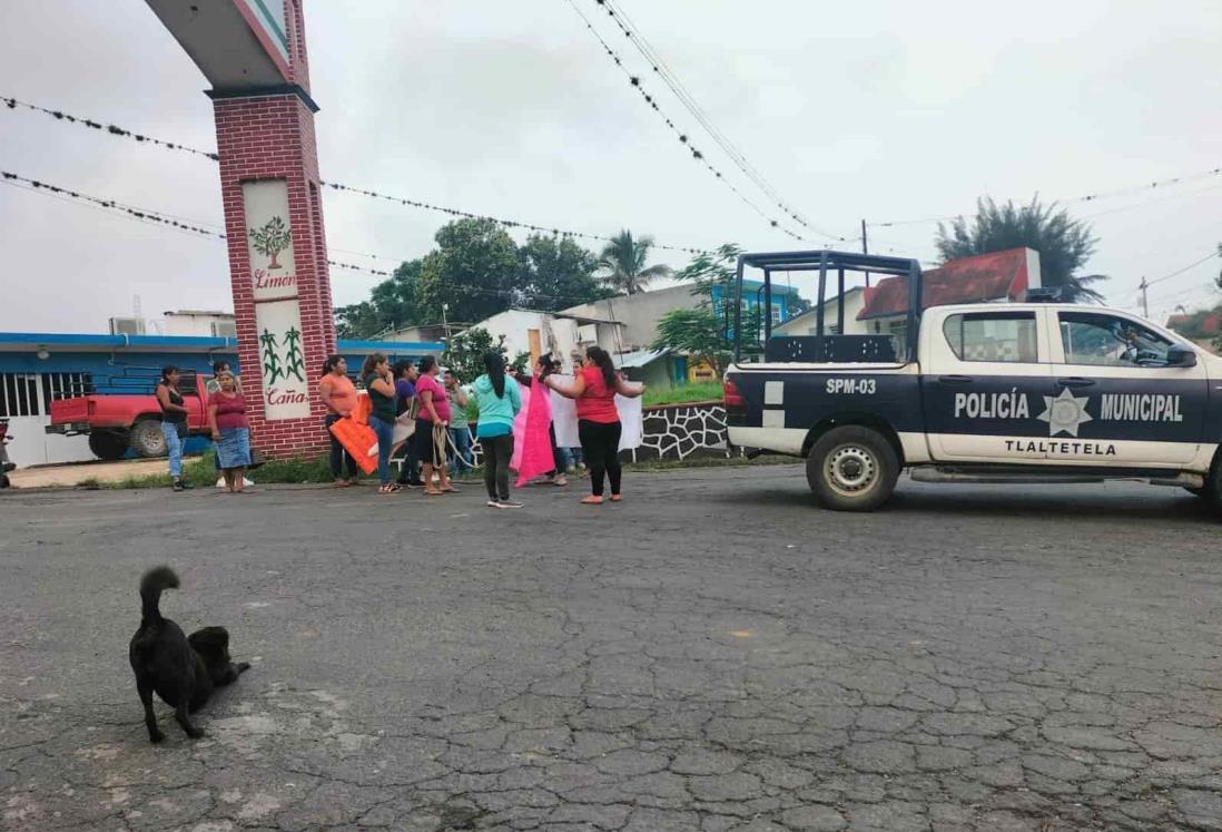 Padres de familia bloquean carretera Huatusco-Xalapa para exigir maestros y aulas en primaria