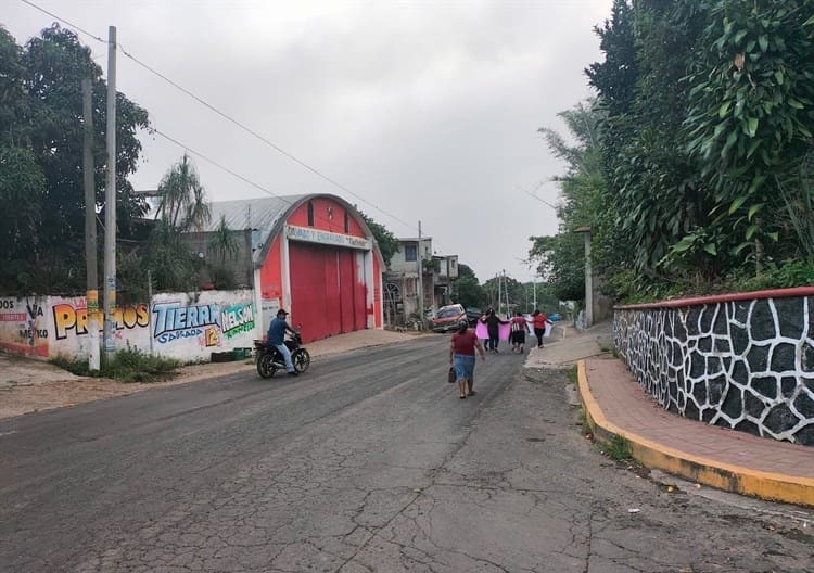 Padres de familia bloquean carretera Huatusco-Xalapa para exigir maestros y aulas en primaria