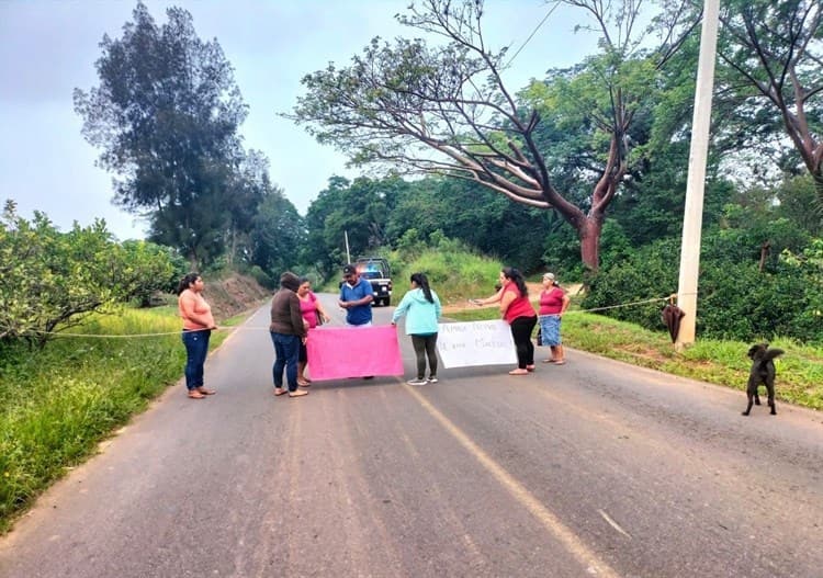 Padres de familia bloquean carretera Huatusco-Xalapa para exigir maestros y aulas en primaria