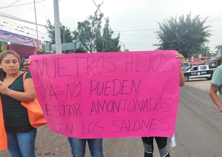 Padres de familia bloquean carretera Huatusco-Xalapa para exigir maestros y aulas en primaria