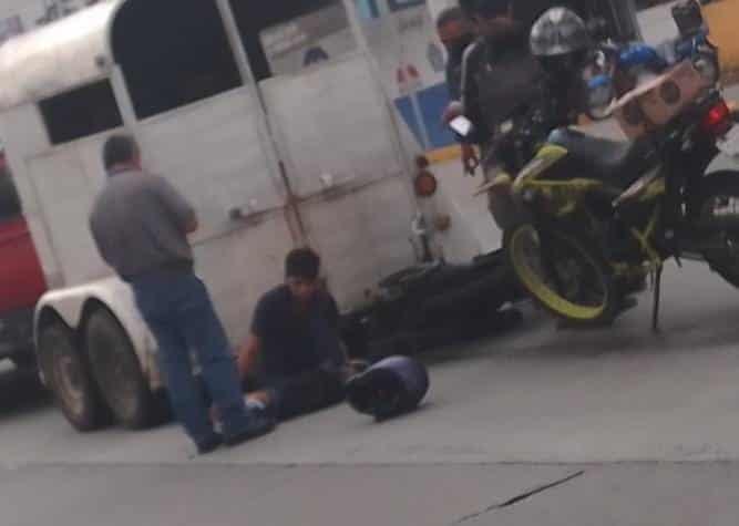 Motociclista choca contra remolque en calles de Xalapa