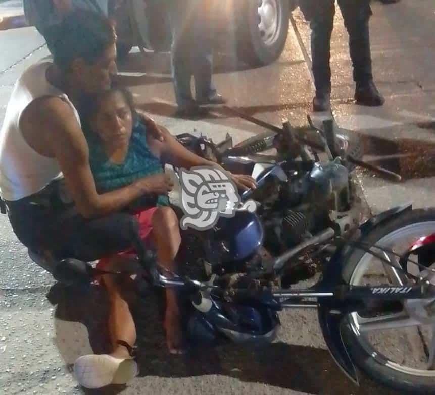 Motociclistas chocan en Minatitlán; hay lesionados