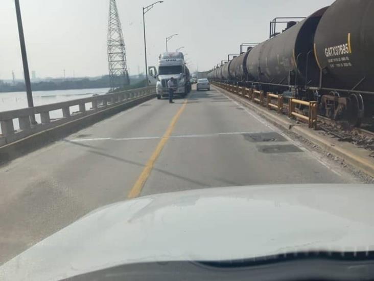 Caos vial y tráfico lento por tráiler descompuesto en el puente Coatzacoalcos