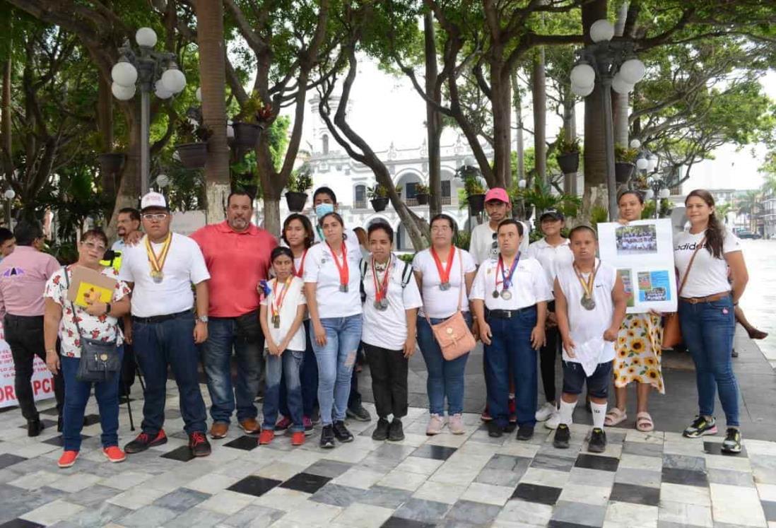 Se manifiestan para exigir apoyo del IVD deportistas con capacidades diferentes en Veracruz (+Video)