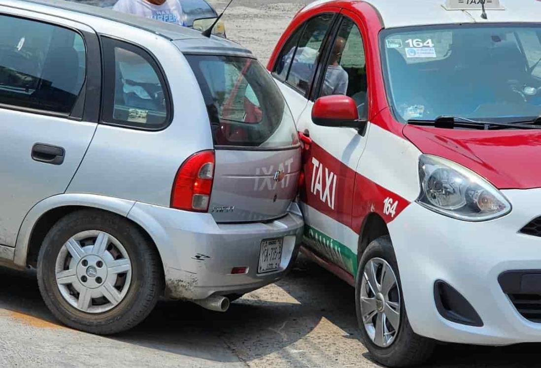 Coche choca por dar reversa con taxista en Cardel